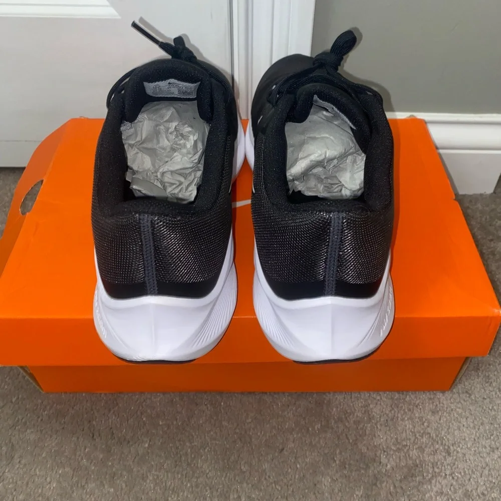 Brand new women’s Nike tennis shoes - Picture 3 of 8